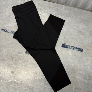 Athleta Women’s Black Mesh Panel Capri Length Leggings Size Small
